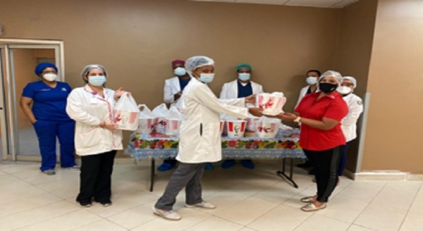 KFC entregó un donativo de 36 bucket con 9 piezas al personal médico del Hospital Dr. Darío Contreras que hacen frente al covid-19