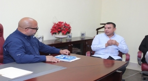 El Dr. Julio Landr&oacute;n realiz&oacute; visita de cortes&iacute;a al nuevo director del Hospital Dar&iacute;o Contreras, Dr. Joselin Valdez