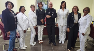 Director del Hospital Darío Contreras socializa con las enfermeras del centro de salud