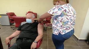Director Hospital Dar&iacute;o Contreras Recibe Cuarta Dosis contra el Coronavirus