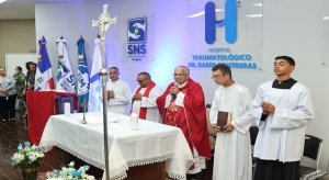 Monse&ntilde;or Francisco Ozoria oficia misa por el 64 aniversario del Hospital Dar&iacute;o Contreras