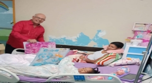 Director del Hospital Dar&iacute;o Contreras entrega juguetes a los ni&ntilde;os ingresados por el d&iacute;a de Reyes