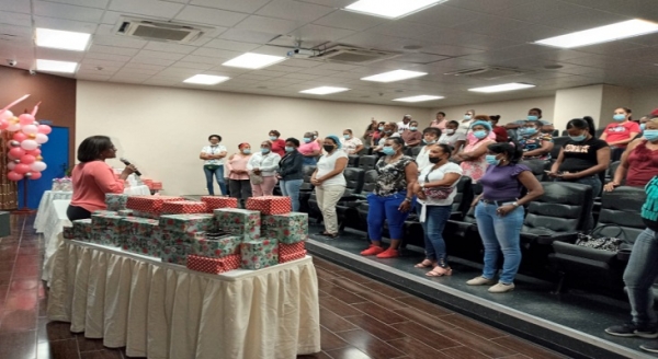 El Hospital Darío Contreras celebra junto a las Madres en su Día