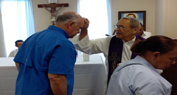 El Hospital Traumatológico Dr.  Darío Contreras  celebró misa para dar inicio a la cuaresma