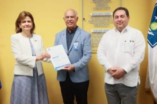 Vicepresidenta  recibe certificado garantía reparación de techos y otras obras en Hospital Darío Contreras