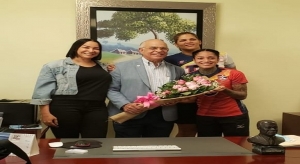 Director Dar&iacute;o Contreras recibe a Las Reinas del Caribe