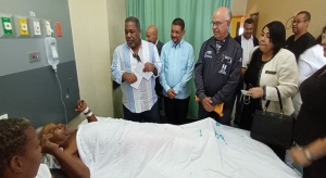 Tony Pe&ntilde;a del Gabinete Social entrega Bonos Navide&ntilde;os a pacientes y usuarios del Hospital Dar&iacute;o Contreras