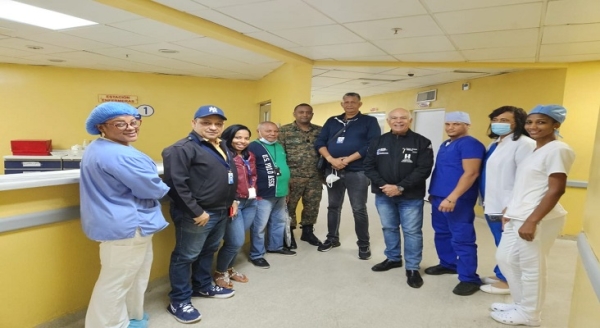 El director general del Hospital Traumatológico Dr. Darío Contreras (HTDDC) doctor César Roque Beato se mantiene supervisando cada una de las áreas del centro de salud